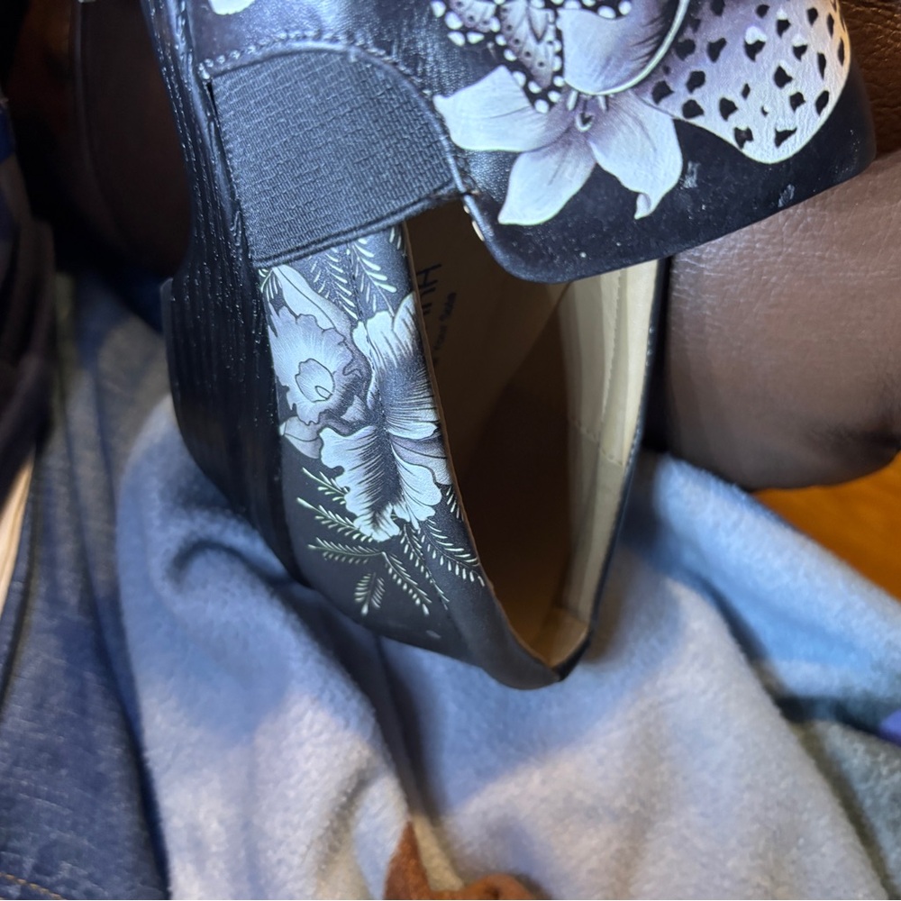PRICE DROP.
Hand Painted Anuschka Black and White Artistic Shoes.